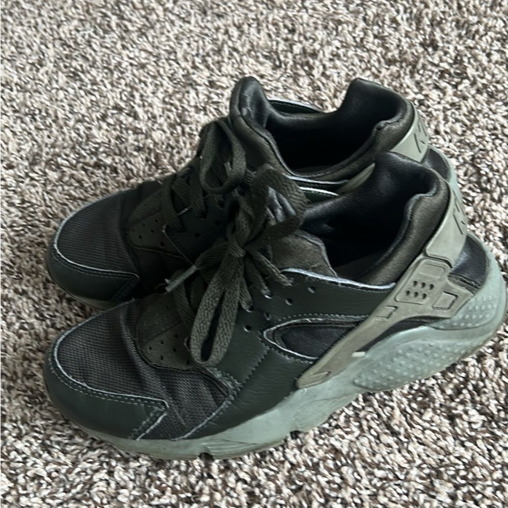 Nike Huarache Run size 6Y